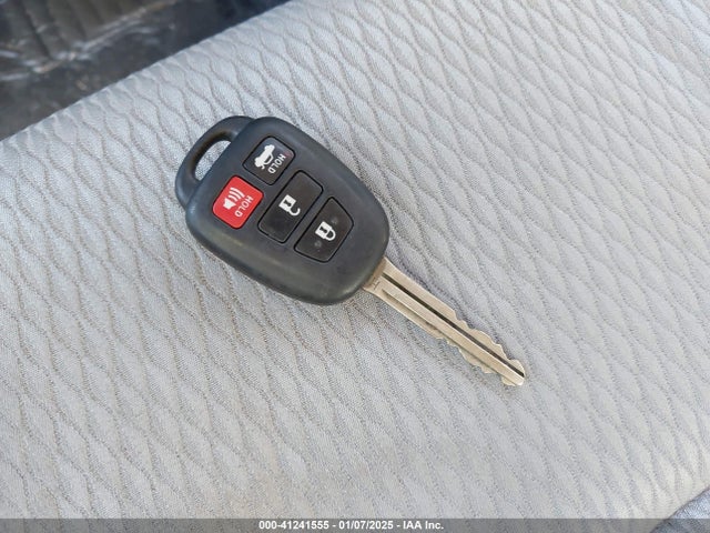 41241555 :رقم المزاد ، 5YFBURHE6HP670476 vin ، 2017 Toyota Corolla Le مزاد بيع