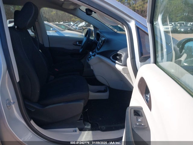 2C4RC1CGXPR516492 Chrysler Voyager Lx