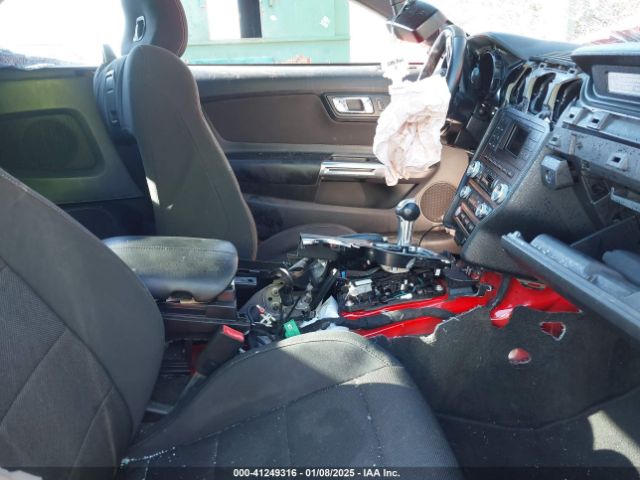 1FATP8EM2F5353201 Ford Mustang V6