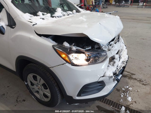Chevrolet TRAX LS 2018 KL7CJKSBXJB507611 Image 17