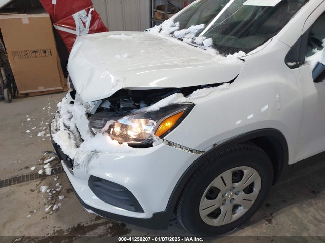 Chevrolet TRAX LS 2018 KL7CJKSBXJB507611 Image 18