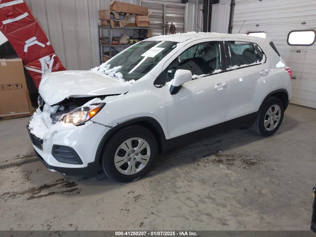 Chevrolet TRAX LS 2018 KL7CJKSBXJB507611 Image 2