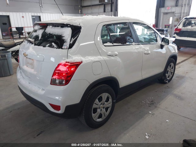 Chevrolet TRAX LS 2018 KL7CJKSBXJB507611 Image 4