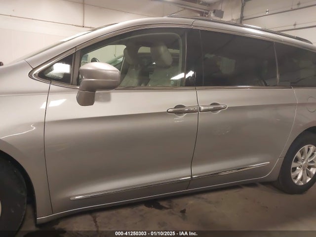 2C4RC1BG3JR330401 Chrysler Pacifica Touring L
