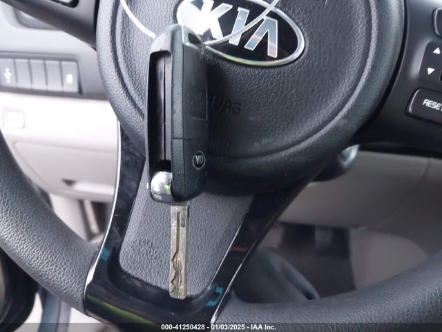 KNDMB5C19G6128029 KIA SEDONA LX