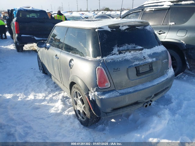 2005 MINI COOPER S WMWRE33435TG95024 Photo 2