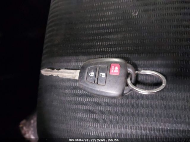 JTMBFREV1JJ179015 Toyota RAV4 LE