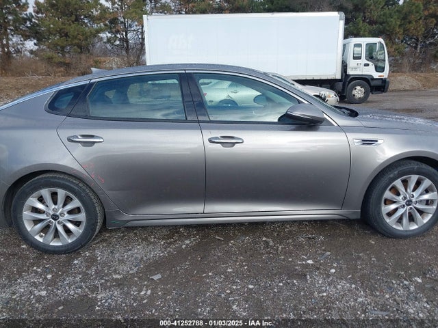 41252788 :رقم المزاد ، 5XXGU4L33HG158438 vin ، 2017 Kia Optima Ex مزاد بيع