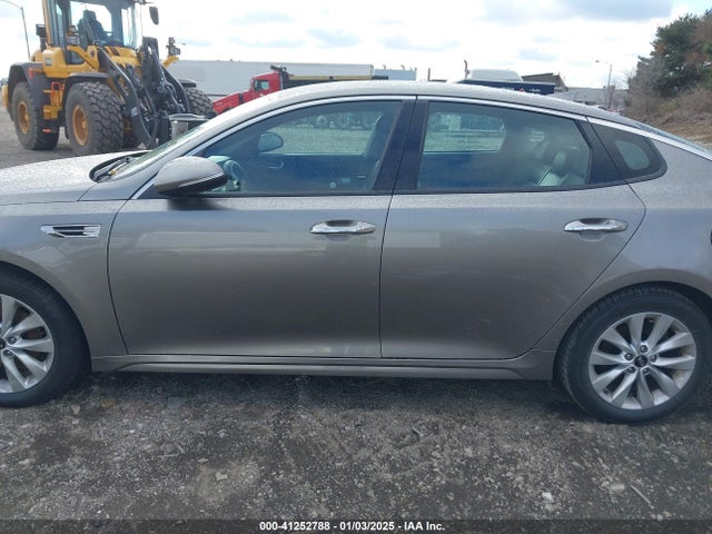 41252788 :رقم المزاد ، 5XXGU4L33HG158438 vin ، 2017 Kia Optima Ex مزاد بيع