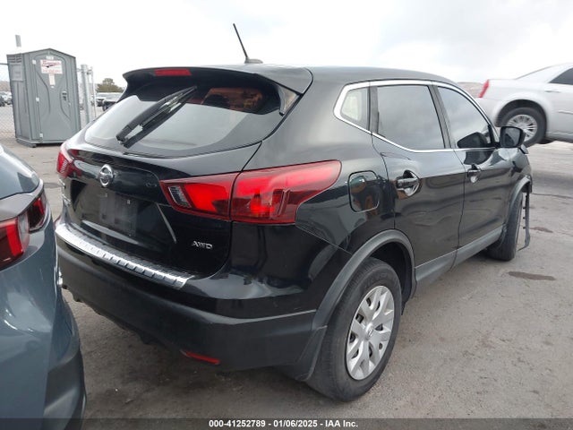 JN1BJ1CR4HW109319 Nissan Rogue Sport S