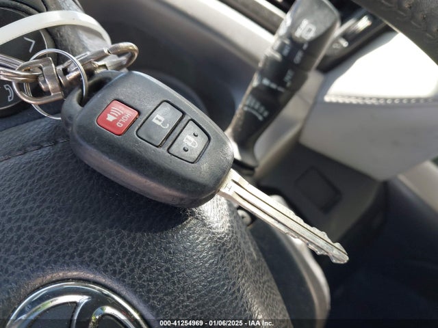 Toyota Rav4 Xle 2018 JTMWFREV6JD124656 Image 11