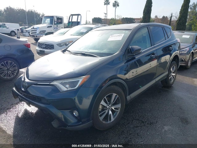 Toyota Rav4 Xle 2018 JTMWFREV6JD124656 Image 2