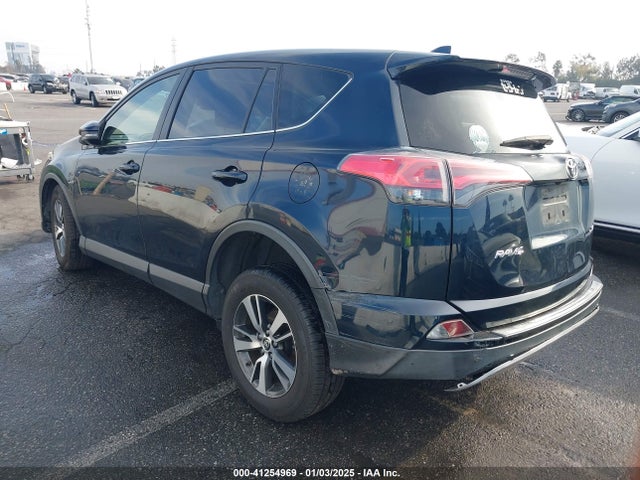 Toyota Rav4 Xle 2018 JTMWFREV6JD124656 Image 3