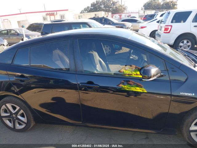 JTDKARFU6J3551554 Toyota Prius Three Touring