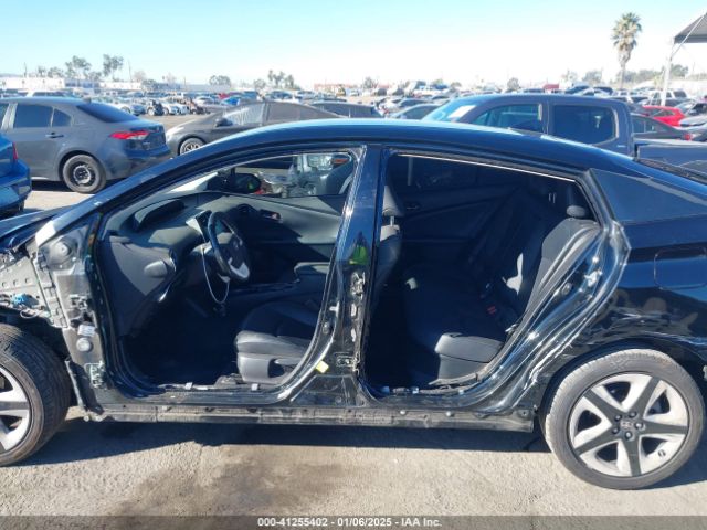 JTDKARFU6J3551554 Toyota Prius Three Touring