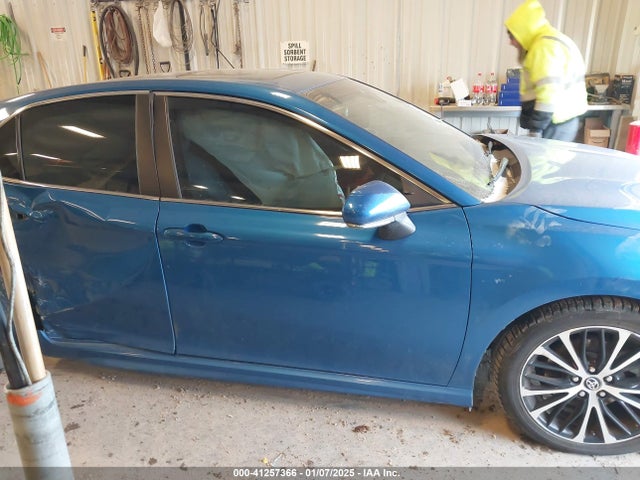 41257366 :رقم المزاد ، 4T1B11HKXJU008971 vin ، 2018 Toyota Camry Se مزاد بيع