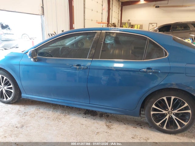 41257366 :رقم المزاد ، 4T1B11HKXJU008971 vin ، 2018 Toyota Camry Se مزاد بيع