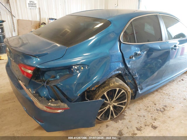 41257366 :رقم المزاد ، 4T1B11HKXJU008971 vin ، 2018 Toyota Camry Se مزاد بيع
