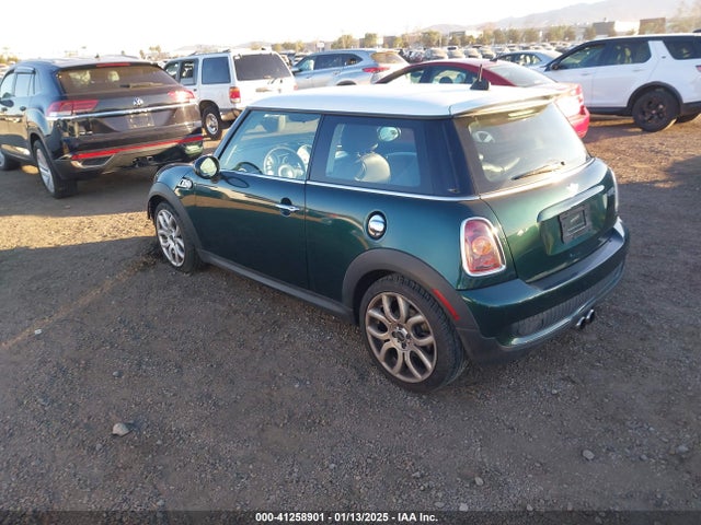 2010 MINI COOPER S WMWMF7C56ATZ71680 Photo 2