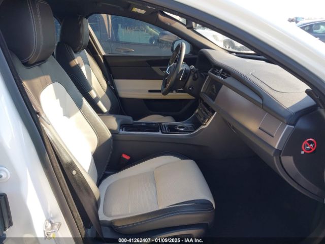 2018 JAGUAR XF SAJBL4FX0JCY69341 Photo 4
