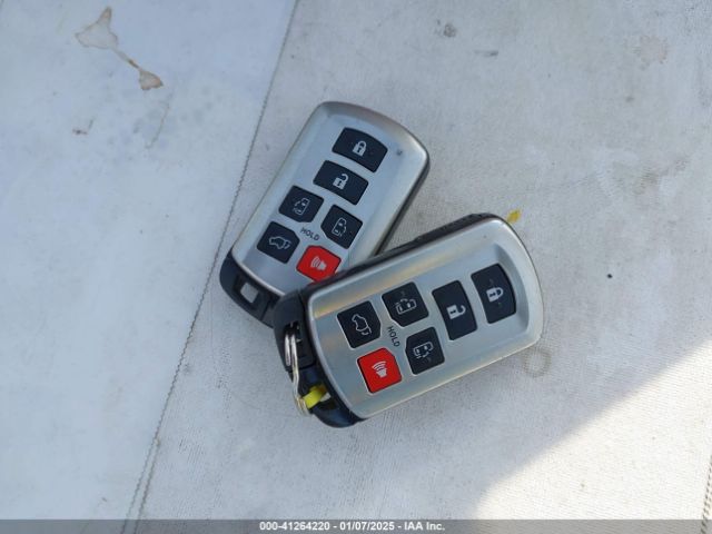 5TDYK3DC2GS731121 Toyota Sienna Xle 8 Passenger