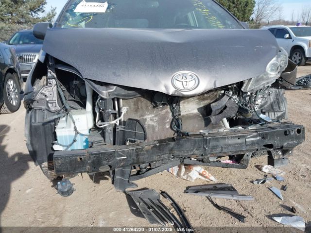 5TDYK3DC2GS731121 Toyota Sienna Xle 8 Passenger