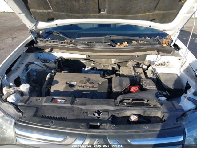 JA4AZ3A38EZ015427 Mitsubishi Outlander Se