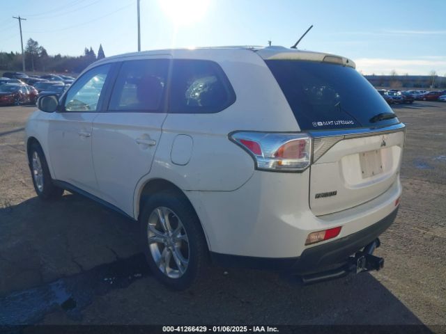 JA4AZ3A38EZ015427 Mitsubishi Outlander Se