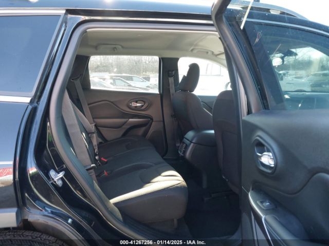 1C4PJLCB3KD370932 Jeep Cherokee Latitude Fwd