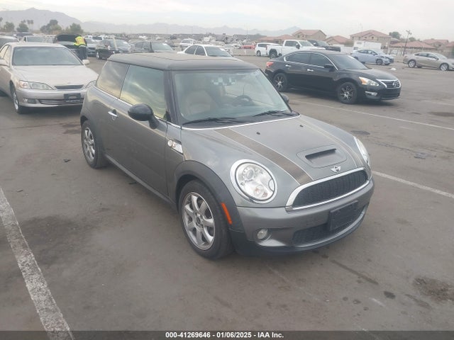 2010 MINI COOPER S WMWMF7C5XATZ70550 Photo 0