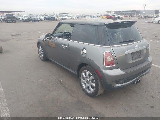 2010 MINI COOPER S WMWMF7C5XATZ70550 Photo 2