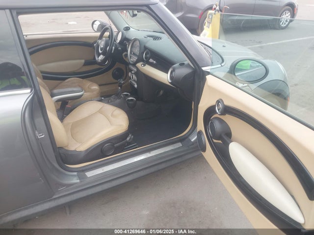 2010 MINI COOPER S WMWMF7C5XATZ70550 Photo 4