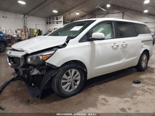 KIA SEDONA LX 2017 KNDMB5C18H6226664 Image 2