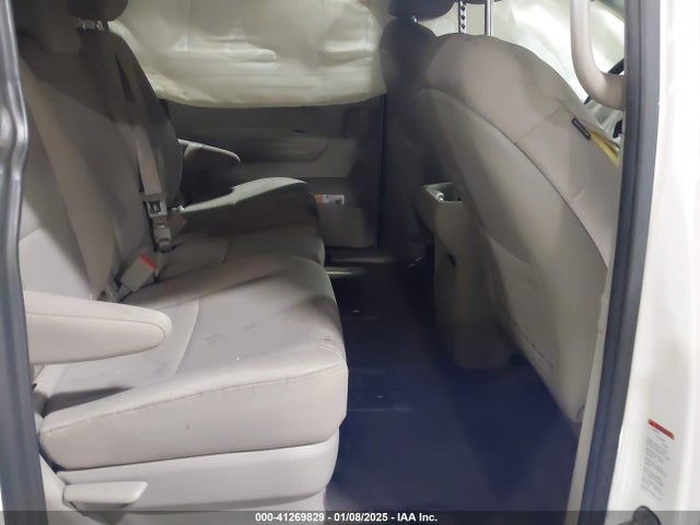 KIA SEDONA LX 2017 KNDMB5C18H6226664 Image 8