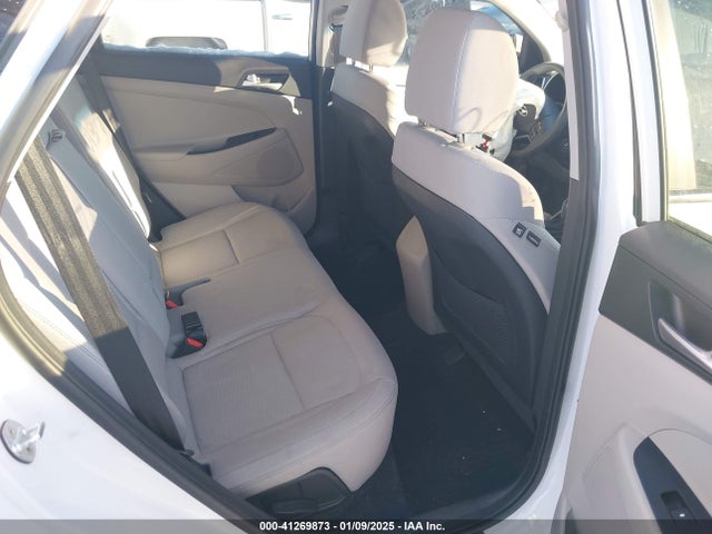 KM8J2CA40KU852986 Hyundai TUCSON SE