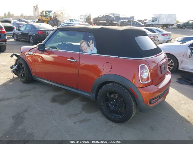 2013 MINI CONVERTIBLE WMWZP3C56DT297515 Photo 2
