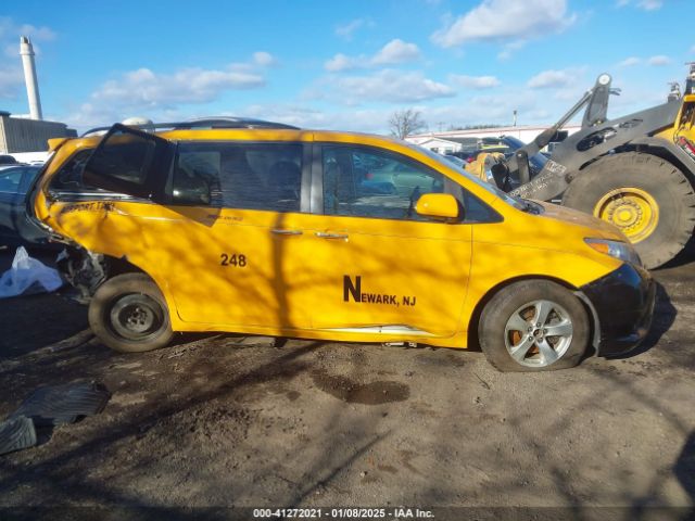 5TDYZ3DC6HS792503 Toyota Sienna Xle/limited