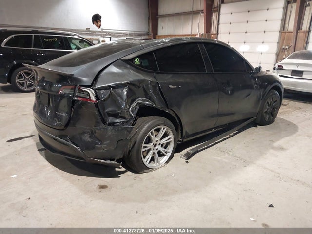2024 TESLA MODEL Y 7SAYGAEE1RF037181 Photo 3