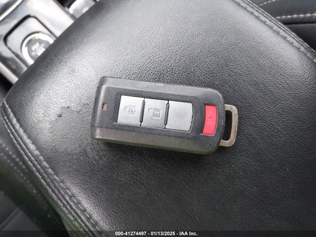 JA4AZ3A38KZ045393 Mitsubishi Outlander Se