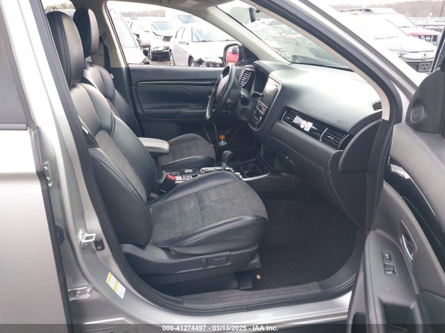 JA4AZ3A38KZ045393 Mitsubishi Outlander Se