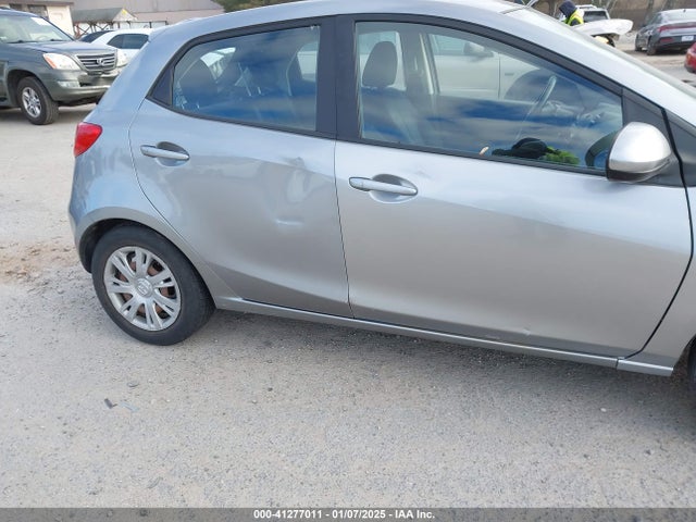 JM1DE1KZ5E0182726 Mazda Mazda2 Sport