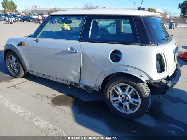 2011 MINI COOPER WMWSU3C55BT096177 Photo 2
