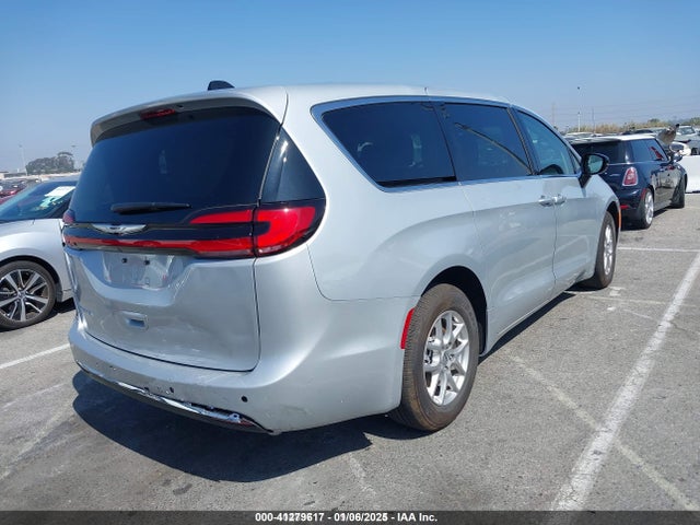 Chrysler Pacifica Touring L 2024 2C4RC1BG3RR149908 Image 4