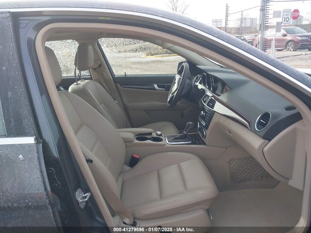 WDDGF8AB4EA948338 Mercedes-Benz C 300 Luxury 4matic/sport 4matic