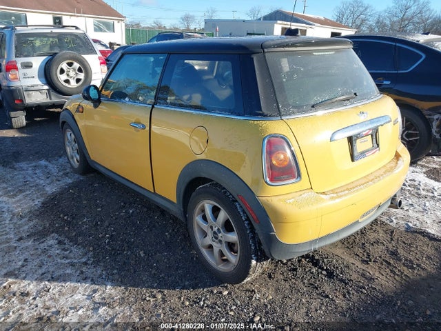 2009 MINI COOPER WMWMF33549TW78848 Photo 2