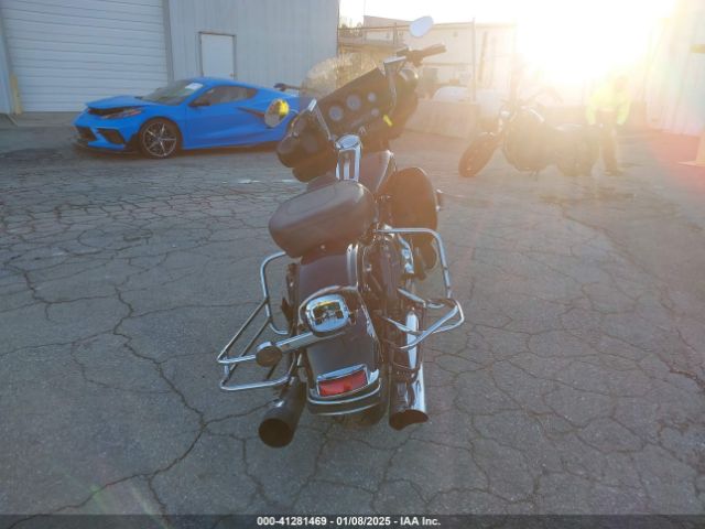 2011 HARLEY-DAVIDSON FLHTCU 1HD1FC414BB670745 Photo 2