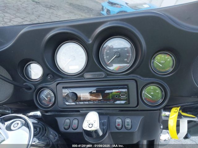 2011 HARLEY-DAVIDSON FLHTCU 1HD1FC414BB670745 Photo 6