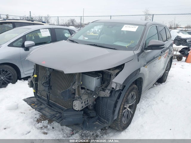 Toyota Highlander Le 2018 5TDZARFH2JS037751 Image 2