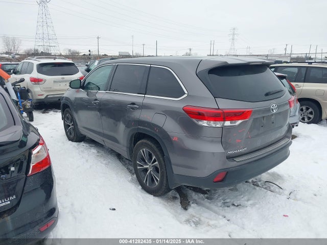 Toyota Highlander Le 2018 5TDZARFH2JS037751 Image 3