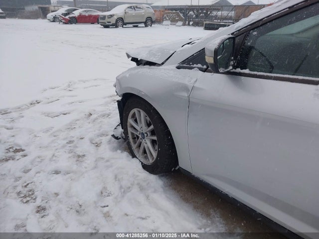 Ford FOCUS SE 2017 1FADP3F26HL315697 Image 18